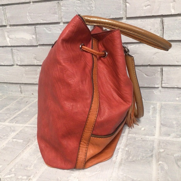 GUESS TOTE/SHOULDER BAG WITH DRAWSTRING FRINGED CLOSURE - Picture 7 of 15